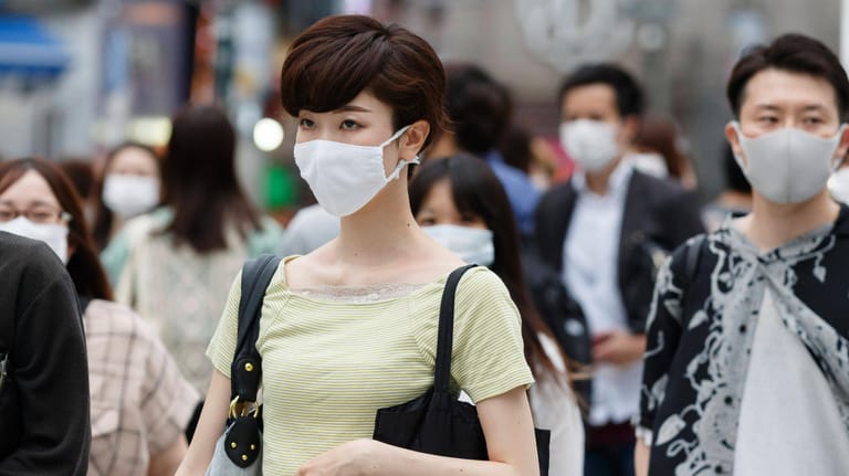 Passanten mit Masken im Tokioter Bezirk Shibuya: Die japanische Hauptstadt erlebt derzeit eine deutliche Zunahme der Neuinfektionen.