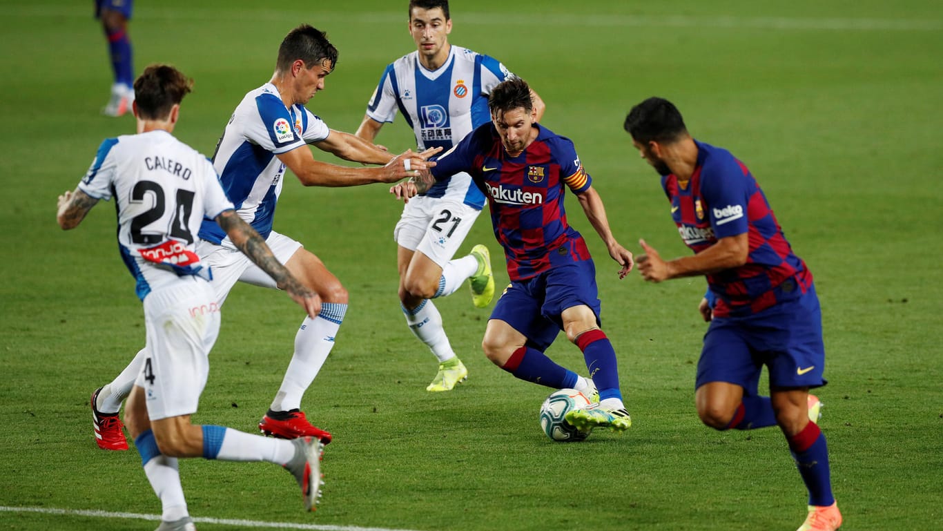 Lionel Messi am Ball: Der Argentinier bereitete den 1:0-Siegtreffer von Luis Suarez (re.) mit vor.