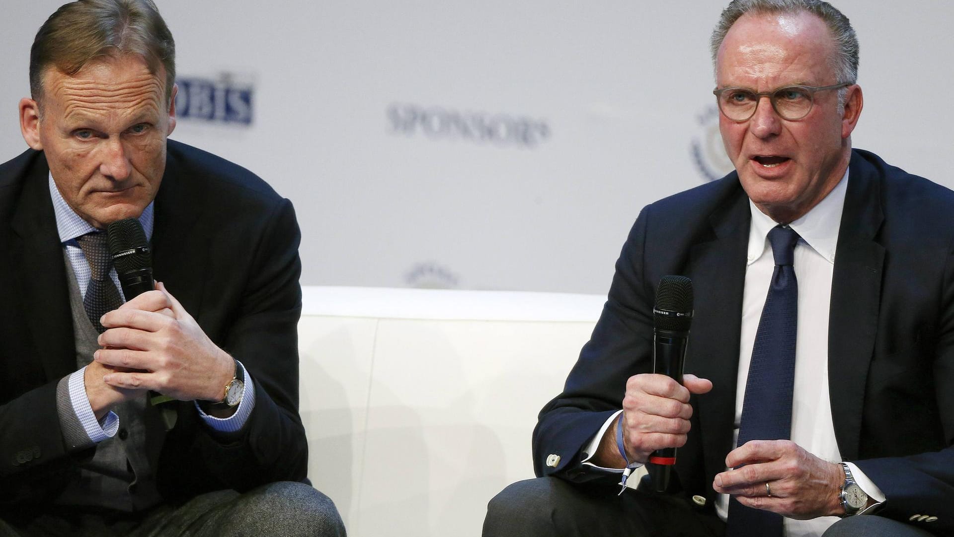 Bayerns Karl-Heinz Rummenigge (re.) und Dortmunds Hans-Joachim Watzke im Januar 2017 beim Sportbusiness-Kongress der "Spobis" in Düsseldorf. Beide sprachen sich, zumindest öffentlich, gegen eine Super League aus.