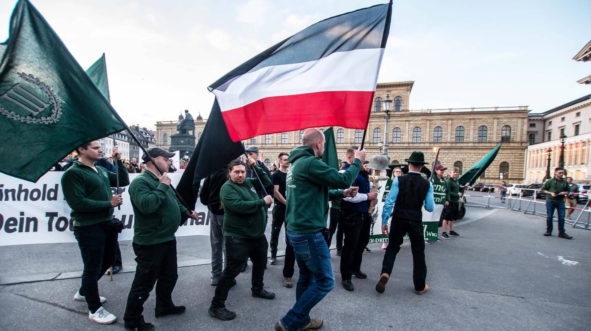 Anhänger der rechtsextremistischen Partei Dritter Weg: Die Zahl der vom Verfassungsschutz erfassten Rechtsextremisten ist 2019 weiter gestiegen.