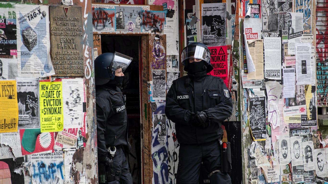 Polizisten stehen im Eingang eines Hauses in der Rigaer Straße in Berlin-Friedrichshain: Seit dem Donnerstagmorgen durchsuchen rund 200 Einsatzkräfte die Wohnungen eines linken Wohnprojektes.