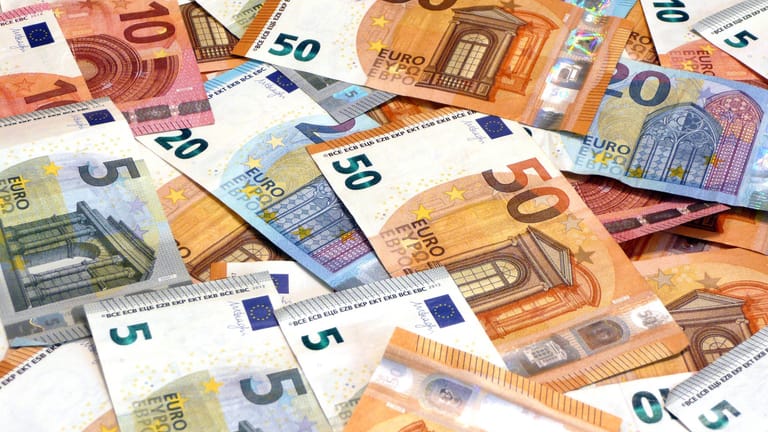 Bargeld liegt auf einem Tisch (Symbolbild): Mit gestohlenen 20.000 Euro wollte ein 26-Jähriger nach Beirut abhauen.
