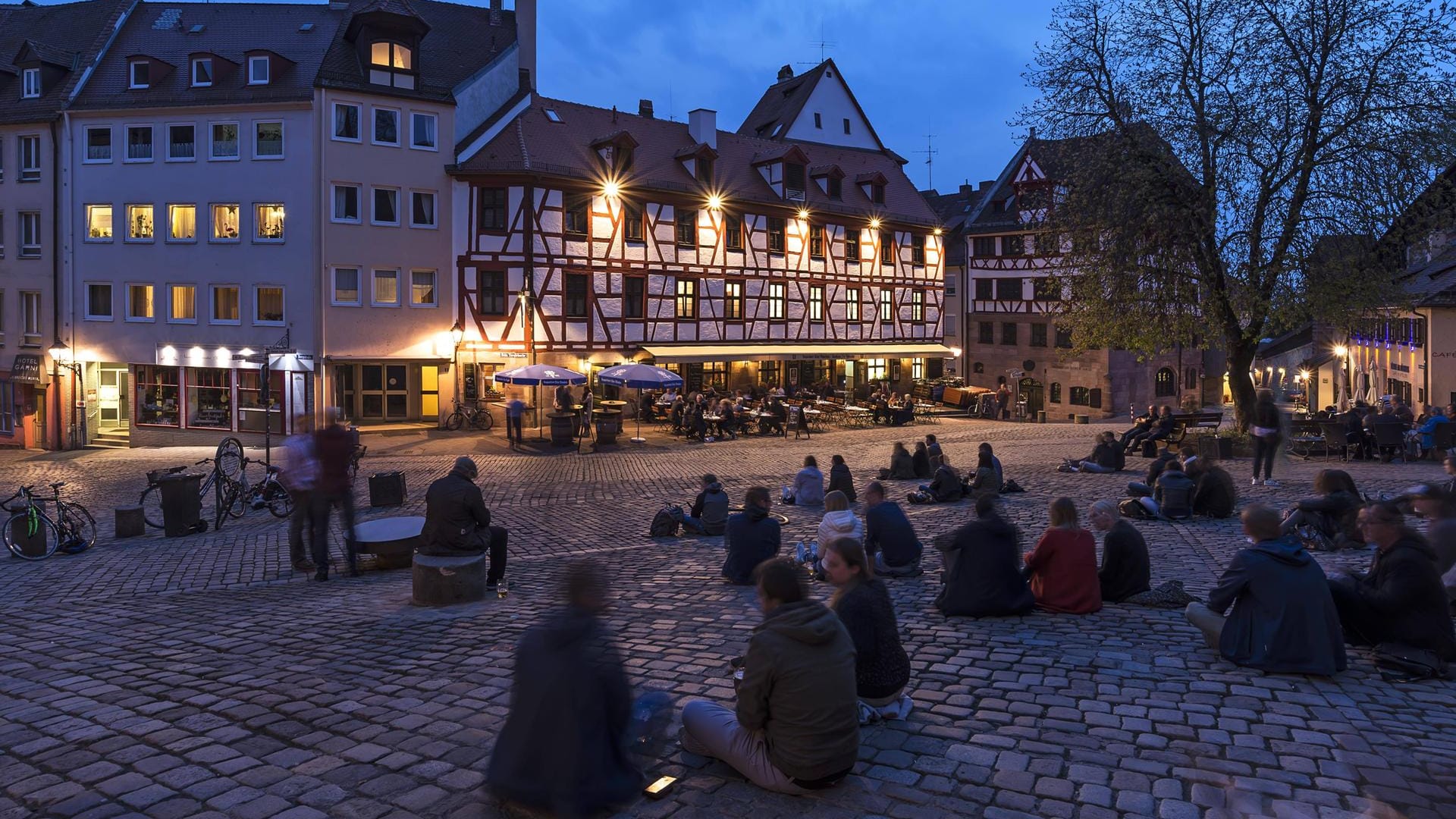 Jugendliche am Tiergärtnertorplatz in Nürnberg: Die Stadt will nun gegen die feiernden Menschenmassen vorgehen.