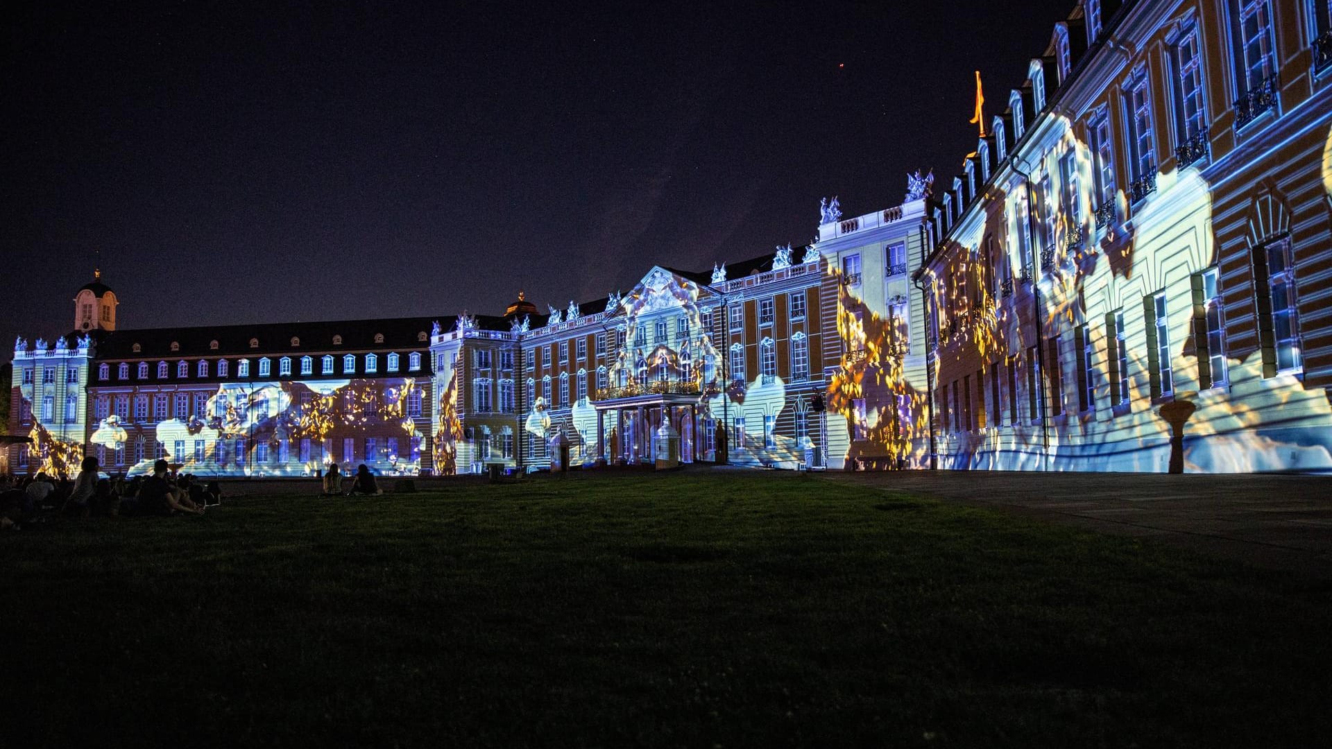 Das Karlsruher Schloss bei den Schlosslichtspielen 2019: Wegen der Corona-Pandemie mussten sich die Veranstalter in diesem Jahr eine Alternative einfallen lassen.