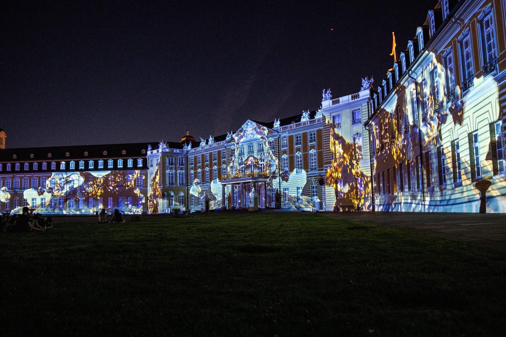 Das Karlsruher Schloss bei den Schlosslichtspielen 2019: Wegen der Corona-Pandemie mussten sich die Veranstalter in diesem Jahr eine Alternative einfallen lassen.