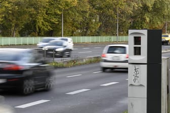 Eine Radarfalle im Stadtgebiet von Köln: Die Stadt will nun keine einmonatigen Fahrverbote wegen geringerer Geschwindigkeitsverstößen nach der neuen StVO mehr aussprechen.