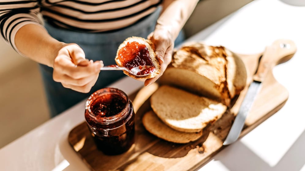 Süßer Aufstrich: Nicht immer ist Marmelade auf dem Brot – in vielen Fällen ist es Konfitüre.