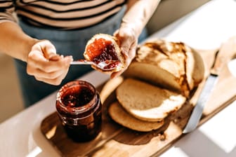 Süßer Aufstrich: Nicht immer ist Marmelade auf dem Brot – in vielen Fällen ist es Konfitüre.
