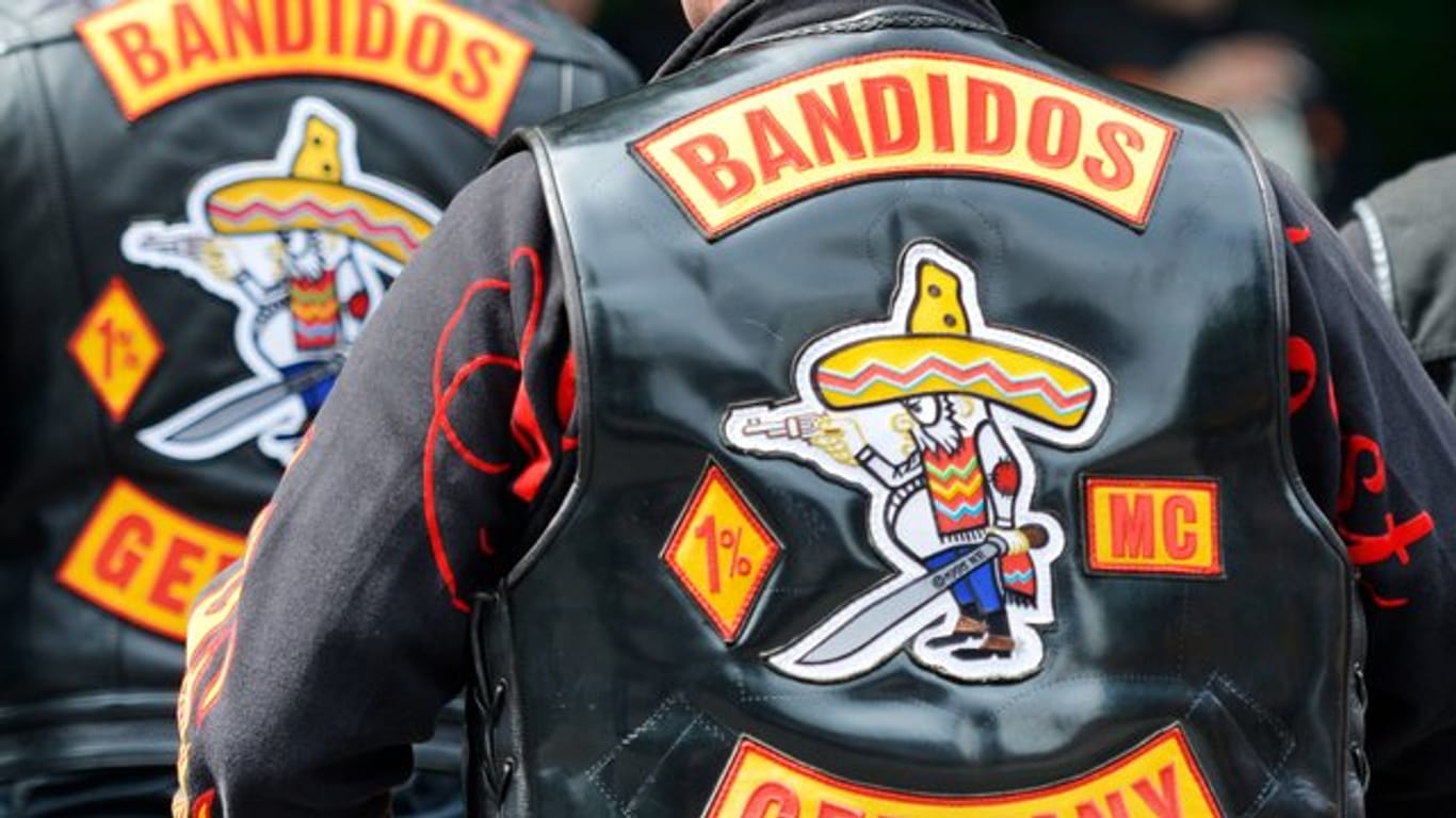 Mitglieder des Motorradclubs "Bandidos" tragen ihre Kutten (Symbolbild): In Köln kommt es immer wieder zu Streit zwischen konkurrierenden Rockergruppen.