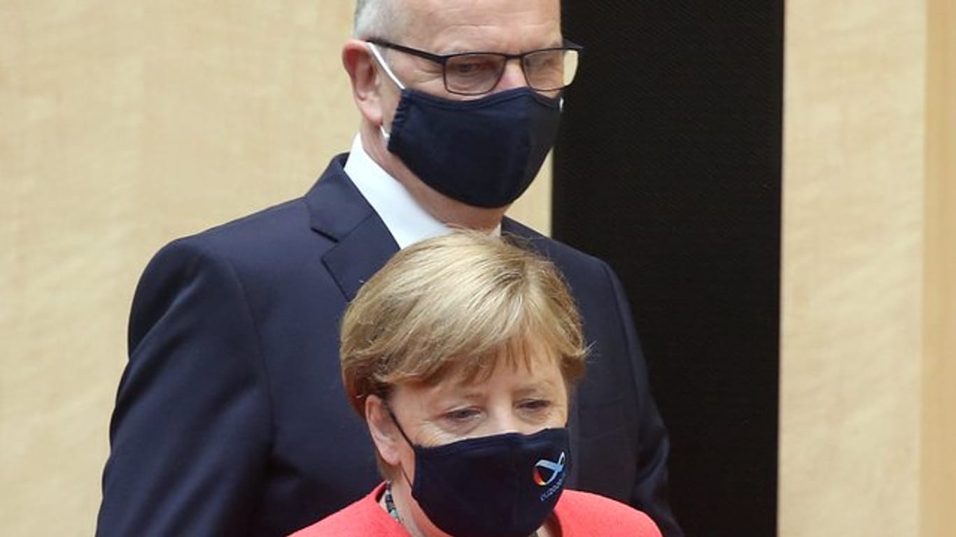 Angela Merkel und Dietmar Woidke: Der Ministerpräsident Brandenburgs ist in einer Google-Übersicht für Deutschland als Regierungssprecher der Kanzlerin eingetragen.