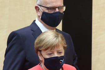 Angela Merkel und Dietmar Woidke: Der Ministerpräsident Brandenburgs ist in einer Google-Übersicht für Deutschland als Regierungssprecher der Kanzlerin eingetragen.