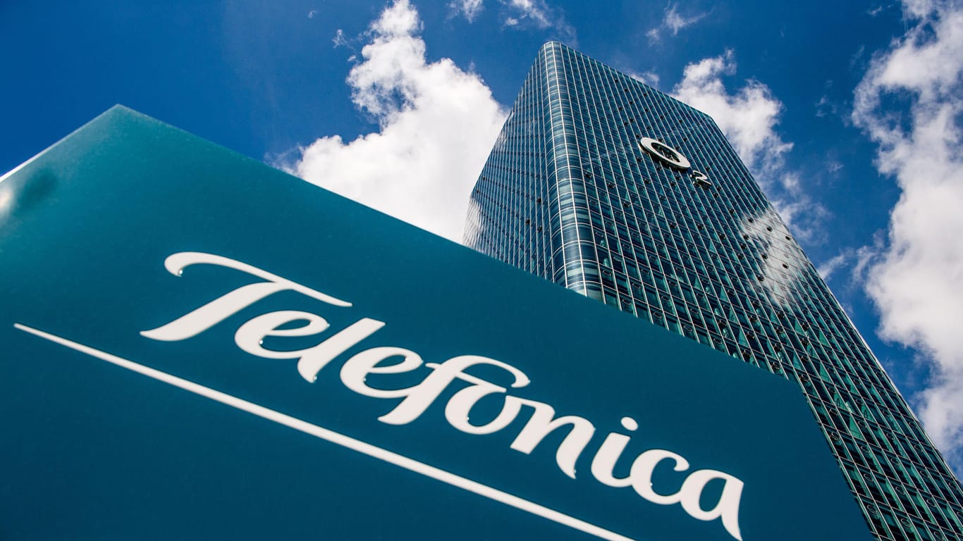 Das Logo von Telefónica: Weil das Unternehmen seine Pflichten beim Ausbau des 4G-Netzes nicht rechtzeitig erfüllt hat, droht die Bundesnetzagentur mit einem Zwangsgeld.