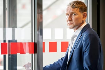 Der Thüringer AfD-Vorsitzende Björn Höcke: Er und sein Flügel werden als Rechtsextremisten vom Verfassungsschutz beobachtet. Doch das Amt könnte noch weiter gehen.
