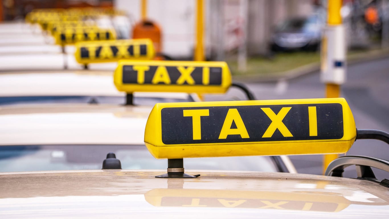 Zahlreiche Taxis stehen in einer Reihe (Symbolbild): Ein Kieler Taxifahrer ist Opfer eines Raubüberfalls geworden.