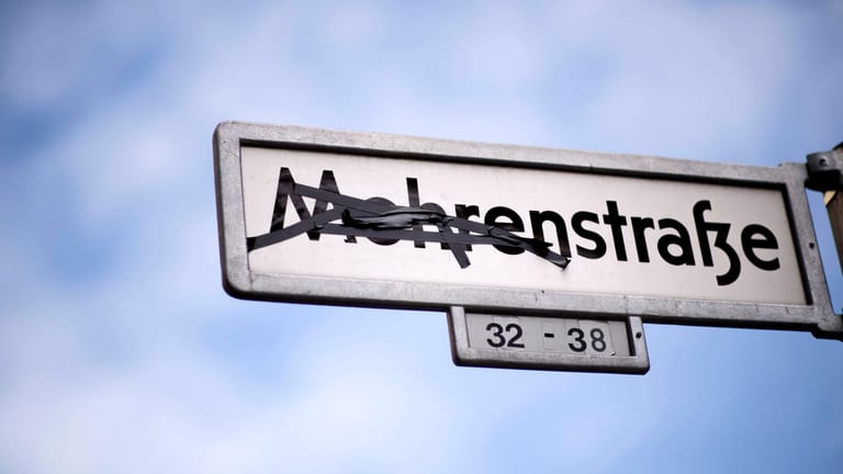 Das Straßenschild der Mohrenstraße in Berlin ist mit Band überklebt: Auch in Wuppertal gibt es eine Straße mit diesem Namen.