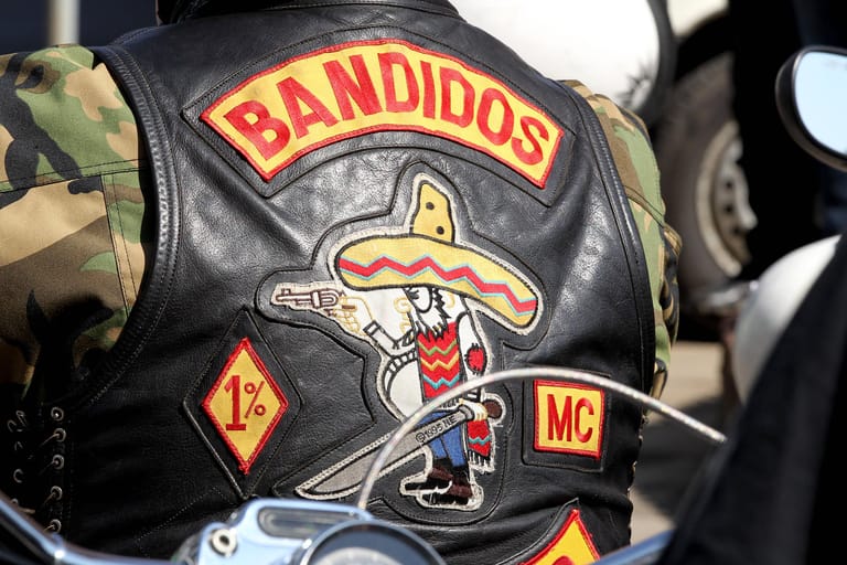 Ein Mitglied der Rockergruppe "Bandidos": Wegen eines Prozesses sind Kutten der Motorradclubs in Hagen verboten.