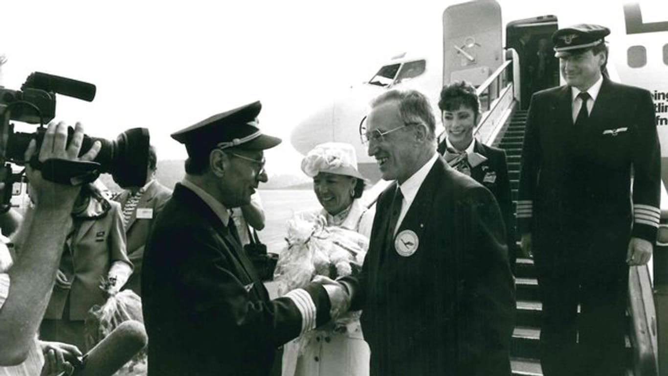 Heinz Ruhnau (r.) wird 1989 auf dem Flughafen Leipzig/Halle begrüßt.