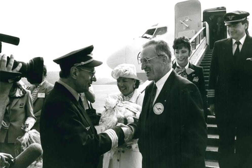 Heinz Ruhnau (r.) wird 1989 auf dem Flughafen Leipzig/Halle begrüßt.