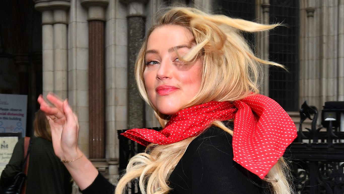 Amber Heard: Die US-Schauspielerin gibt sich am High Court in London gelassen, erscheint bester Laune vor Gericht.