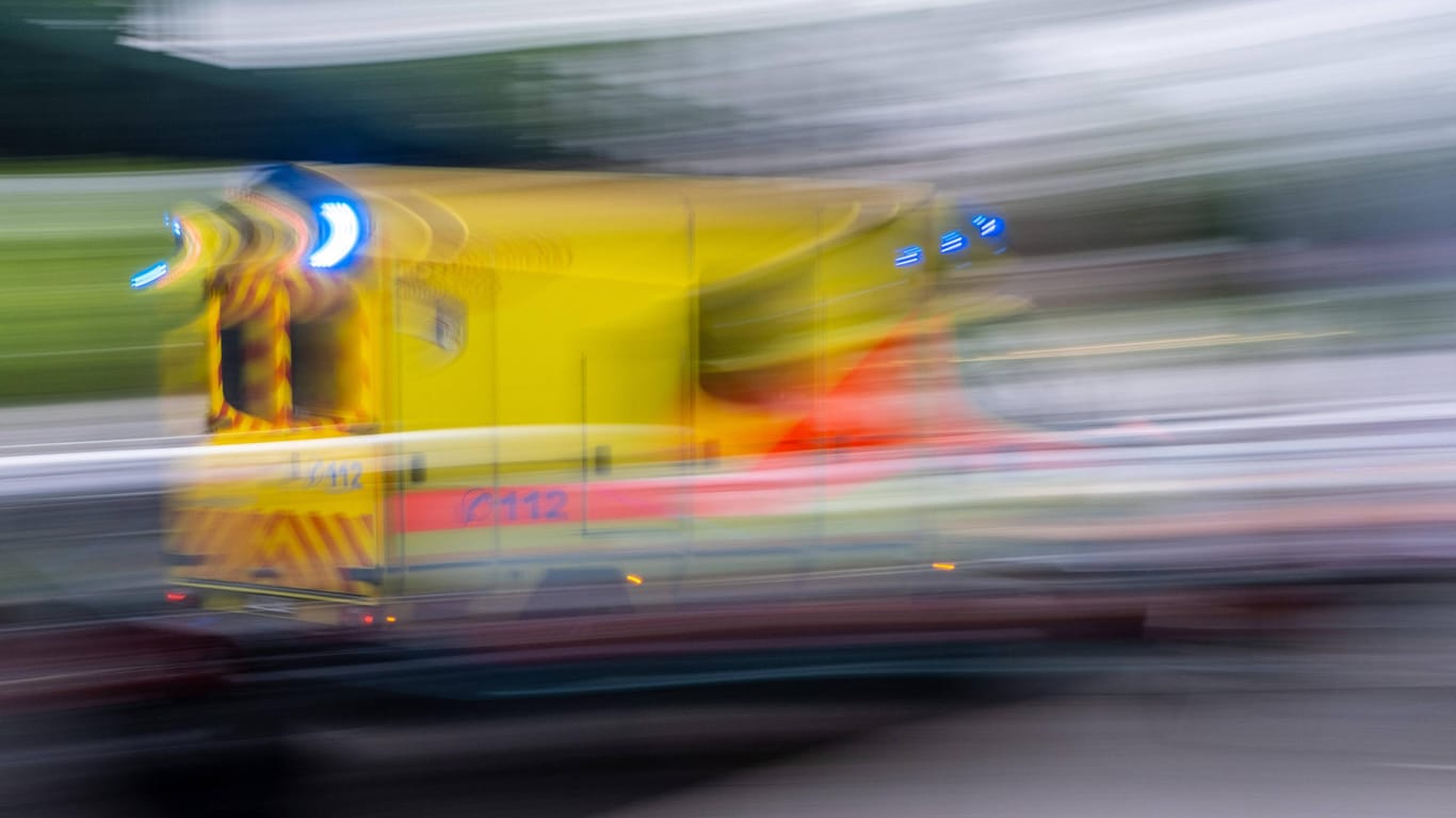 Ein Rettungswagen ist in Berlin unterwegs (Symbolbild): Nach einem Unfall ist in Berlin eine Frau ihren Verletzungen erlegen.