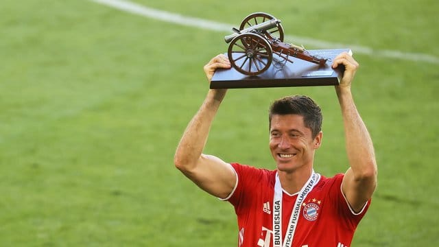 Wurde von seinen Profikollegen zum VDV-Spieler der Saison 2019/2020 gewählt: Robert Lewandowski. Wurde von seinen Profikollegen zum VDV-Spieler der Saison 2019/2020 gewählt: Robert Lewandowski.