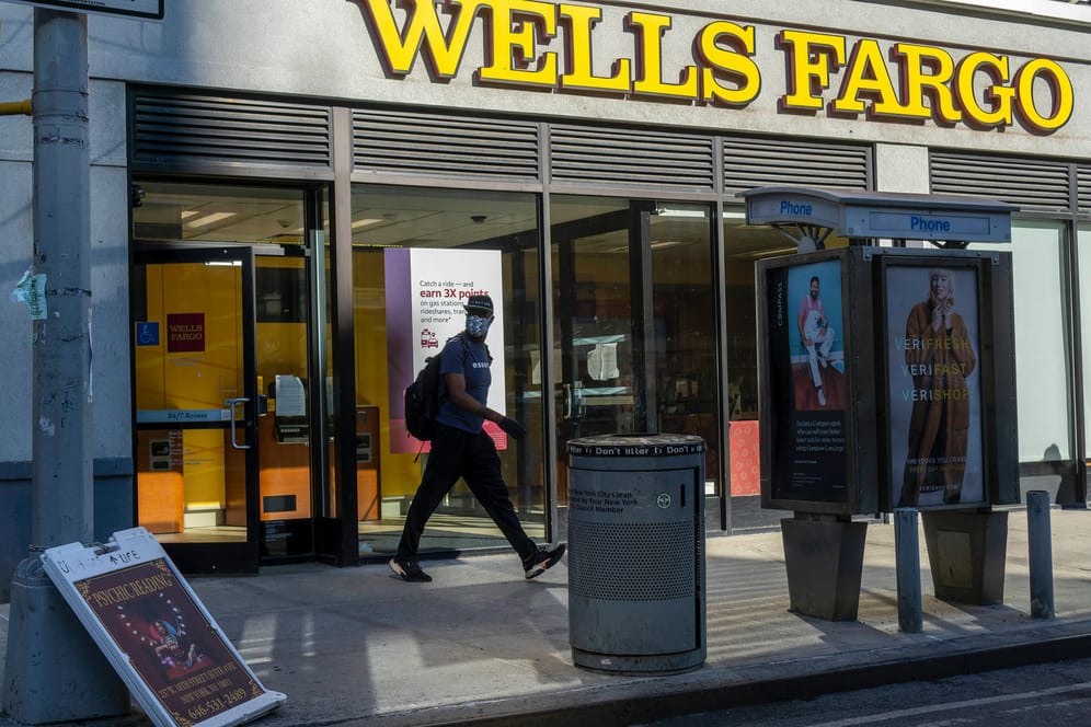 Eine Filiale von Wells Fargo: Die amerikanische Großbank plant offenbar viele Entlassungen.