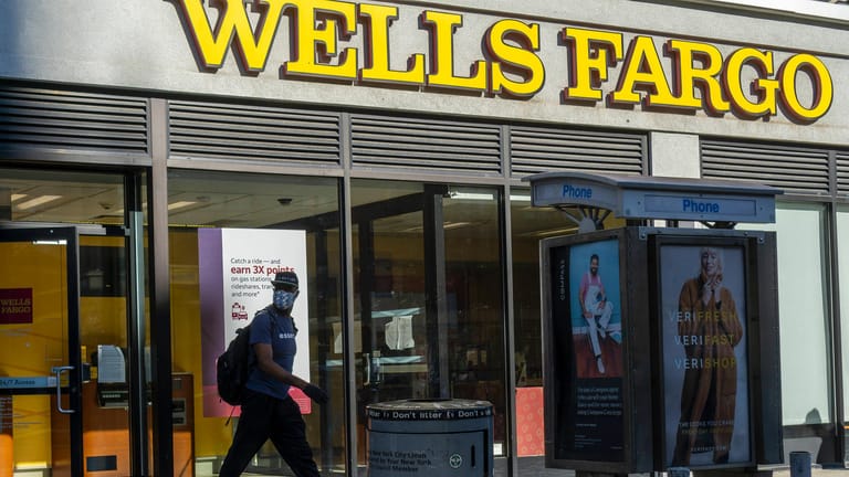 Eine Filiale von Wells Fargo: Die amerikanische Großbank plant offenbar viele Entlassungen.