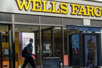 Eine Filiale von Wells Fargo: Die amerikanische Großbank plant offenbar viele Entlassungen.