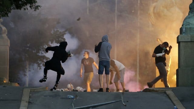 Demonstranten stoßen bei Protesten in Belgrad mit Polizisten zusammen. Demonstranten stoßen bei Protesten in Belgrad mit Polizisten zusammen.