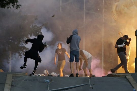 Demonstranten stoßen bei Protesten in Belgrad mit Polizisten zusammen.