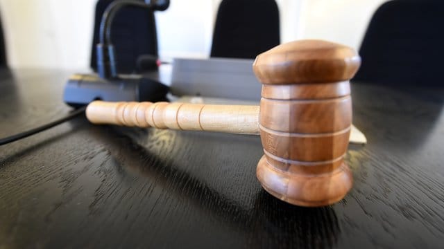 Auf einer Richterbank liegt ein Richterhammer