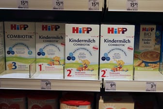 Hipp-Kindermilch in einem Supermarkt-Regal (Symbolbild): Ein Gericht hat die Werbung für die Babynahrung untersagt.