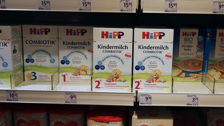 Hipp-Kindermilch in einem Supermarkt-Regal (Symbolbild): Ein Gericht hat die Werbung für die Babynahrung untersagt.