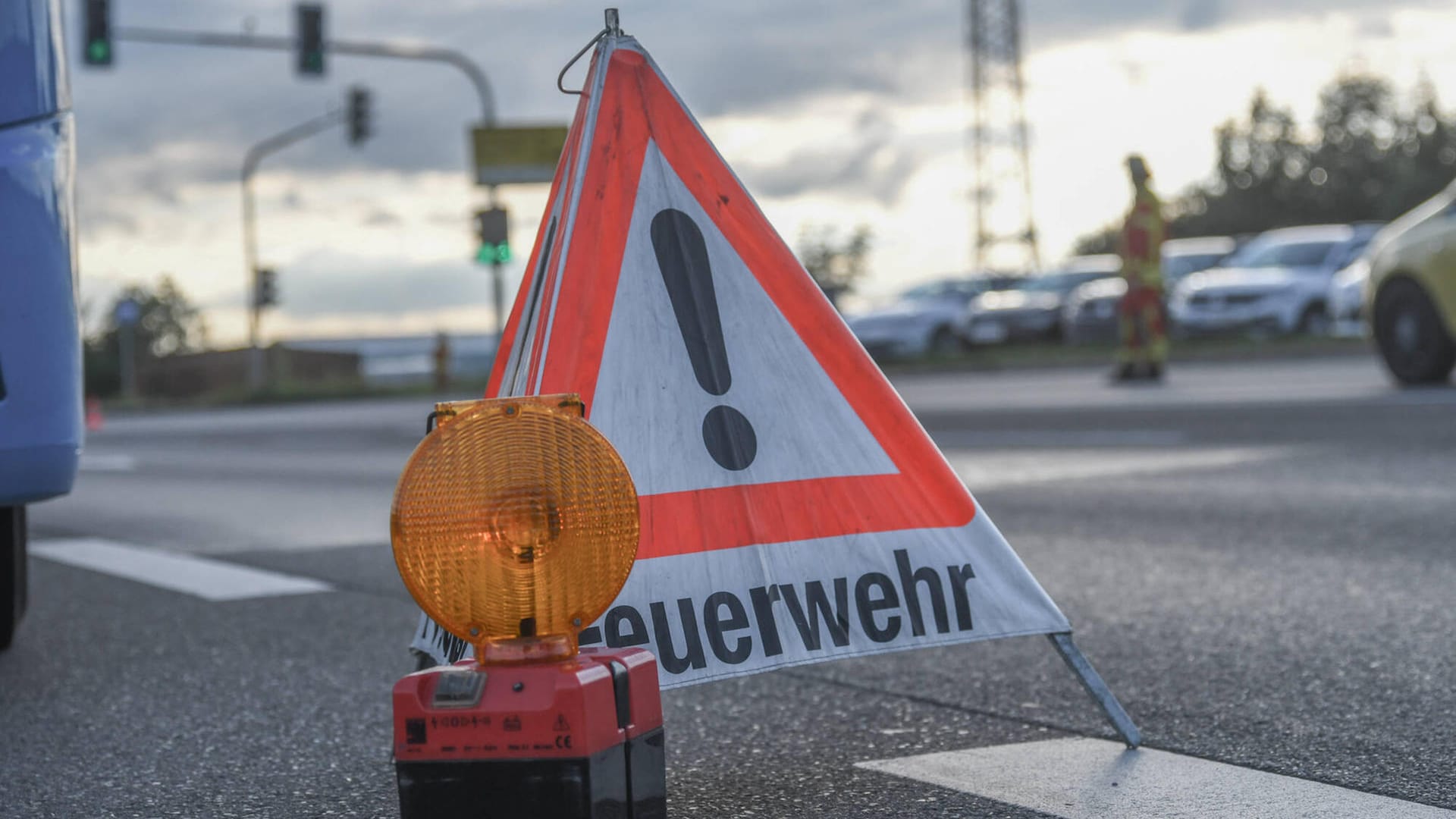 Unfall und Sperrung: Auf der A5 sind zwei Lkws zusammengestoßen. (Symbolbild)