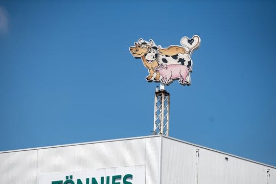 Nach dem Corona-Massenausbruch war das Tönnies-Fleischwerk in Rheda-Wiedenbrück vor drei Wochen geschlossen worden - verfügt zunächst bis 17.
