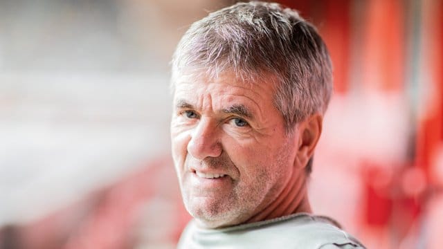 Friedhelm Funkel hat einen Job bei Fortuna Düsseldorf doch nicht ausgeschlossen. Friedhelm Funkel hat einen Job bei Fortuna Düsseldorf doch nicht ausgeschlossen.