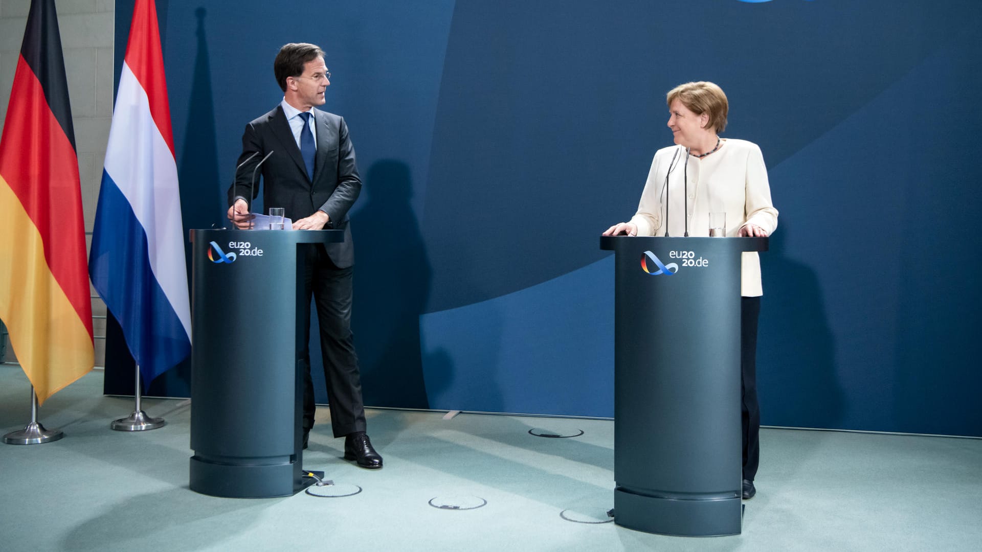 Bundeskanzlerin Angela Merkel (r, CDU) und Mark Rutte: Der Ministerpräsident der Niederlande spricht bei einer Pressekonferenz im Kanzleramt in Berlin.