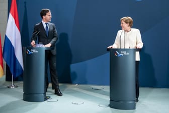Bundeskanzlerin Angela Merkel (r, CDU) und Mark Rutte: Der Ministerpräsident der Niederlande spricht bei einer Pressekonferenz im Kanzleramt in Berlin.