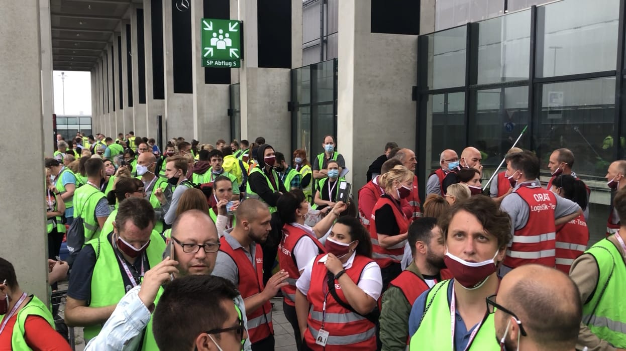 Echter Alarm im Probebetrieb am Flughafen BER: Zwei Mal schrillte ein Warnsignal mit entsprechender Ansage, dann wurde das Programm mit den Komparsen vorzeitig beendet.