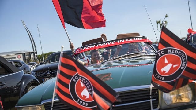 Fußballfans des FC Midtjylland feiern ihren Verein.