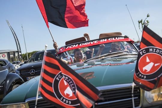 Fußballfans des FC Midtjylland feiern ihren Verein.