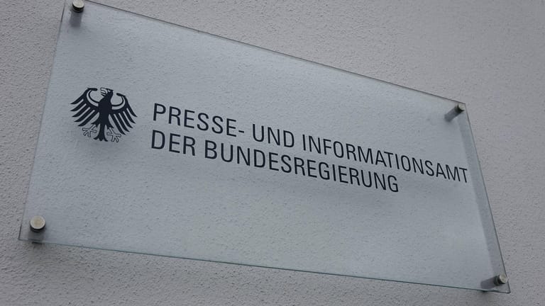 Das Schild des deutschen Presseamts: Ein Spion soll sich hier eingeschleust haben.
