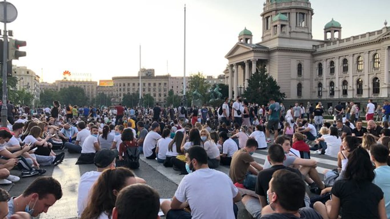 Demonstranten halten eine friedliche Sitzdemonstration in Belgrad ab.