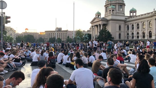 Demonstranten halten eine friedliche Sitzdemonstration in Belgrad ab. Demonstranten halten eine friedliche Sitzdemonstration in Belgrad ab.