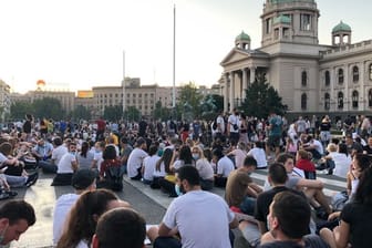 Demonstranten halten eine friedliche Sitzdemonstration in Belgrad ab.