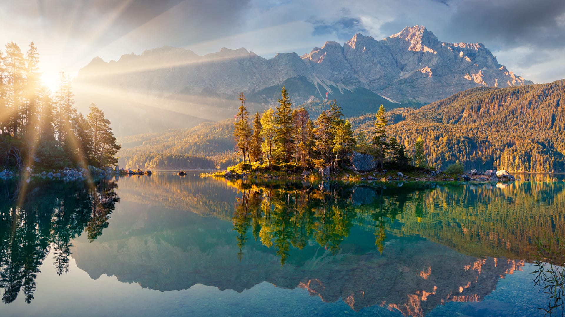 Blick über den Eibsee auf die Zugspitze: Viele Deutsche verbringen ihren Urlaub dieses Jahr im eigenen Land.