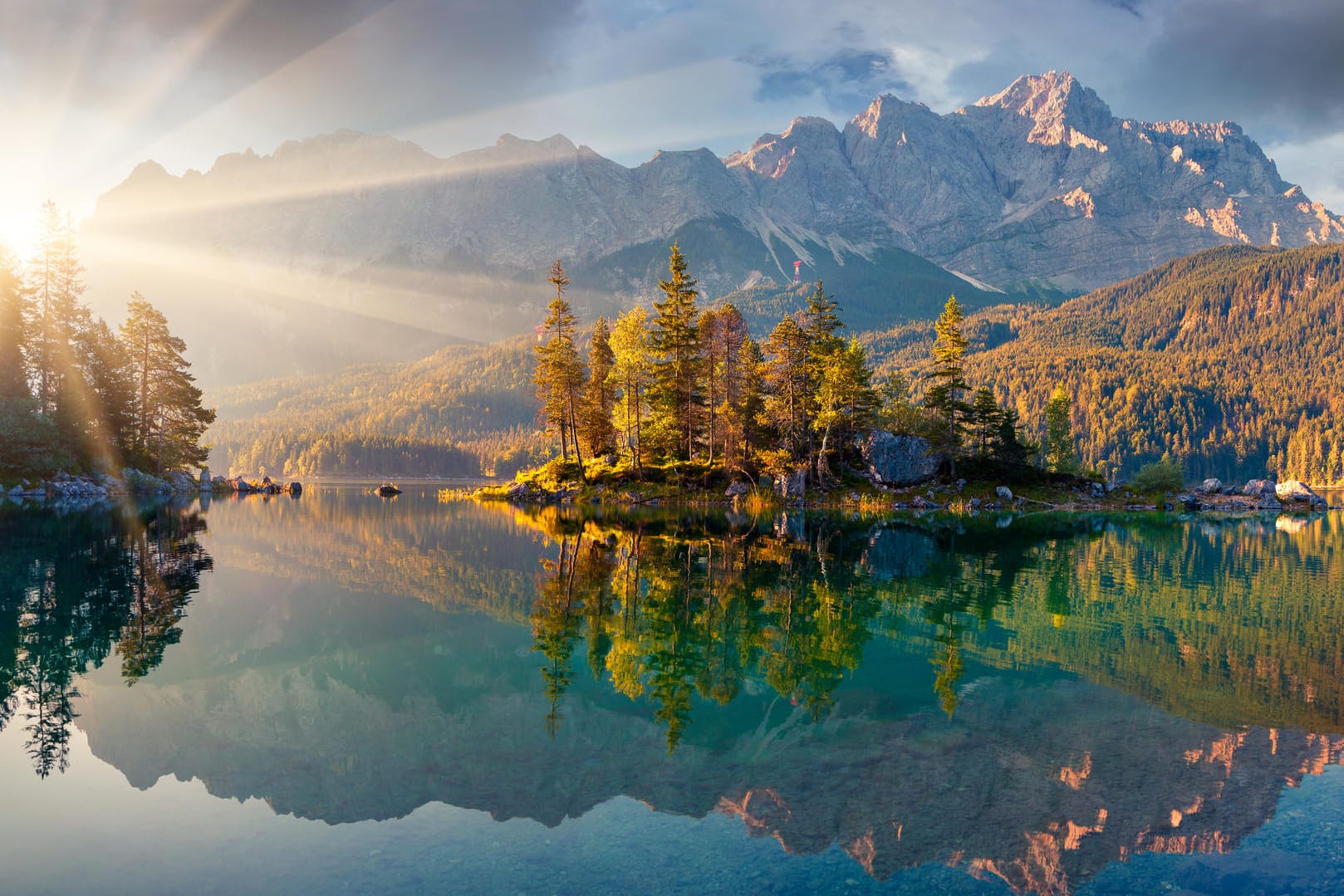 Blick über den Eibsee auf die Zugspitze: Viele Deutsche verbringen ihren Urlaub dieses Jahr im eigenen Land.