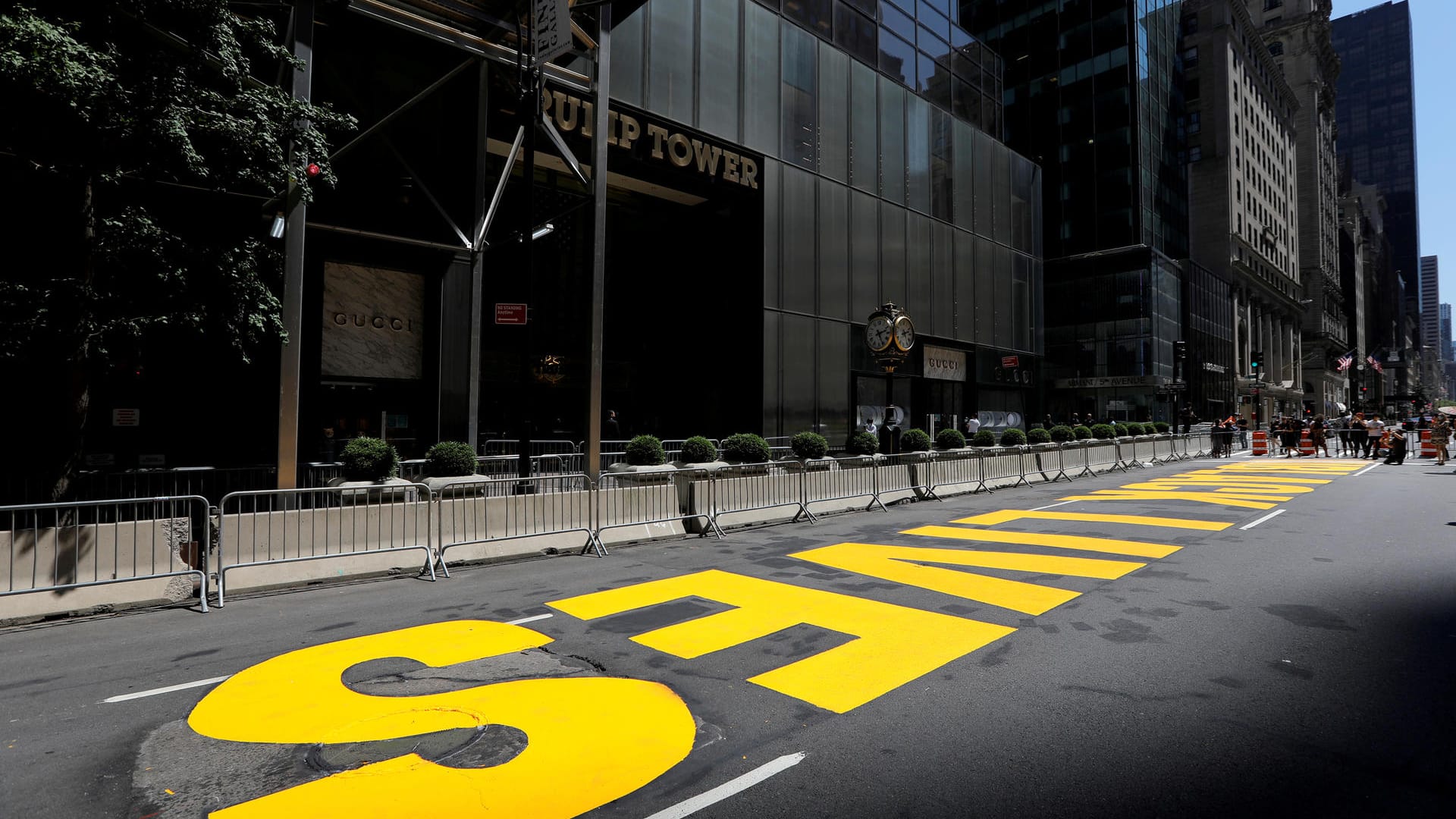 "Black-Lives-Matter"-Schriftzug vor dem Trump Tower in Manhattan: Aktivisten haben in New York ein Zeichen gesetzt. "Black-Lives-Matter"-Schriftzug vor dem Trump Tower in Manhattan: Aktivisten haben in New York ein Zeichen gesetzt.