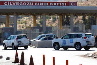 UN-Fahrzeuge stehen auf der türkischen Seite des Grenzübergangs Bab al-Hawa (Archivbild): Über diesen Kontrollpunkt kommen viele Hilfslieferungen in den Nordwesten Syriens.
