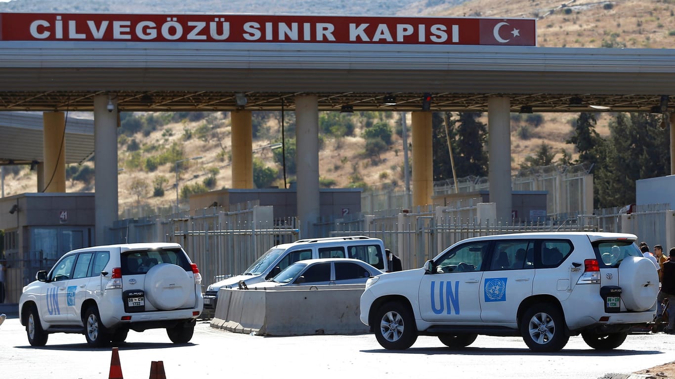 UN-Fahrzeuge stehen auf der türkischen Seite des Grenzübergangs Bab al-Hawa (Archivbild): Über diesen Kontrollpunkt kommen viele Hilfslieferungen in den Nordwesten Syriens.